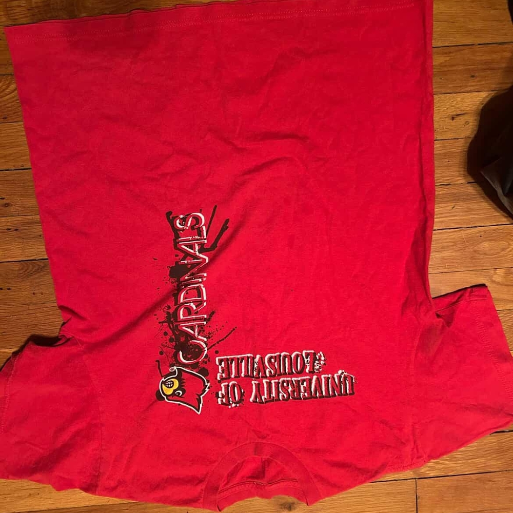 Red University of Louisville Cardinals  T-Shirt Size S